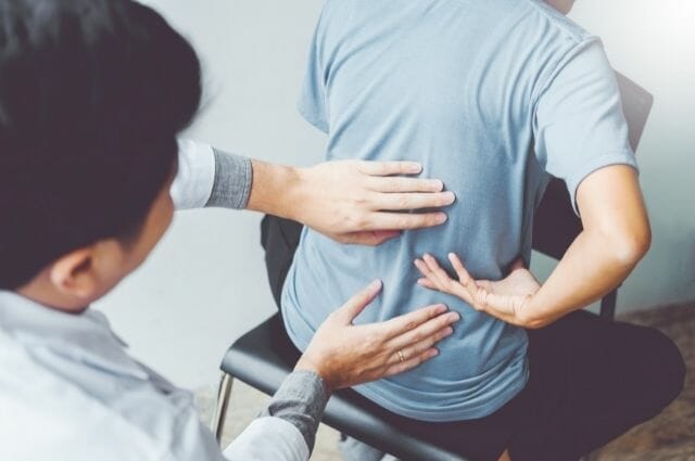 Dhimbje djegëse në shpinë? Ja çfarë mund ta shkaktojë dhe si ta lehtësoni