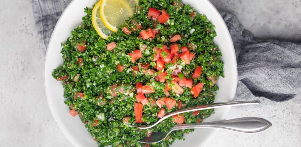 Sallata e Shëndetshme me Qepë të Njoma, Domate dhe Majdanoz