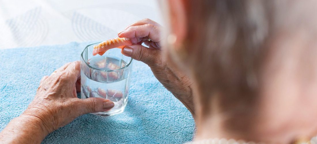 Ja si t’i pastroni siç duhet protezat për të parandaluar erën e keqe të gojës dhe sëmundjet e mishrave të dhëmbëve