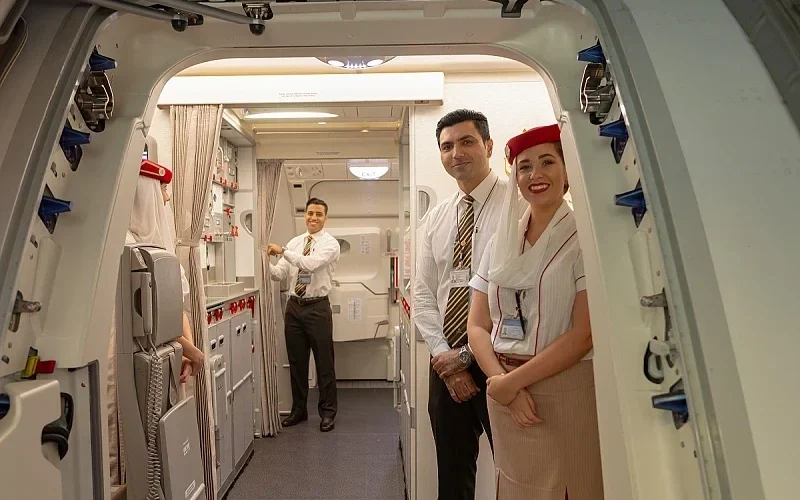 A e dini pse stjuardesat na presin te dera kur hipim në aeroplan?