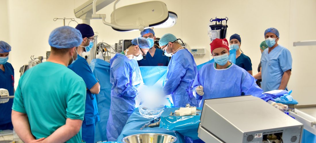 Mjekët nga Turqia kryejnë një operacion të rrallë në QKUK