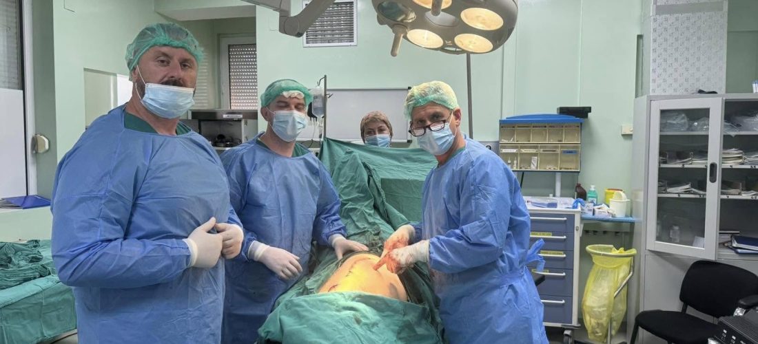 Operacion i rrallë dhe i suksesshëm në Spitalin e Gjakovës – Trajtohet me sukses fraktura e acetabulumit pas një aksidenti