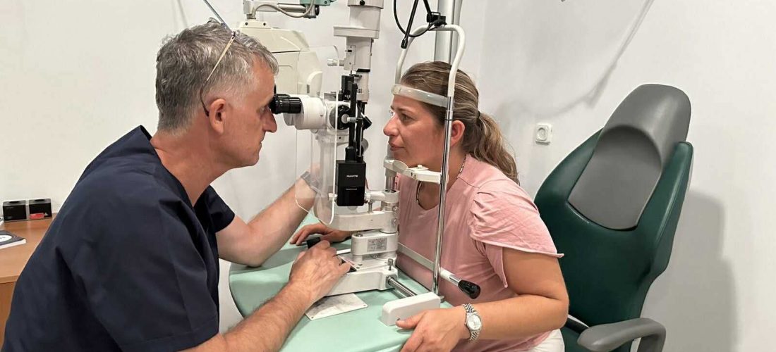 Ndërhyrje e suksesshme për katarakt dhe miopi të lartë në Klinikën Gjermane të Syrit