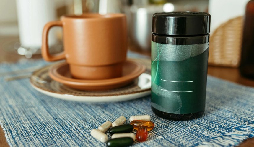 Mos kombinoni kafenë me antibiotikë, mund të mos jetë ide e mirë