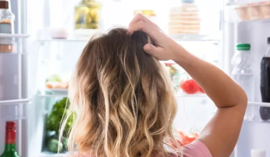 Pesë ushqime që nuk duhet t’i vendosni kurrë në derën e frigoriferit