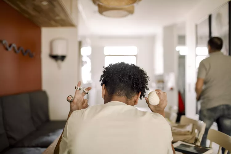 3 Shenjat dhe simptomat më të zakonshme të autizmit tek të rriturit