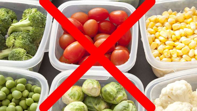 Studim i ri: Ngrënia e ushqimit nga enë plastike rrit rrezikun e ndalimit të zemrës