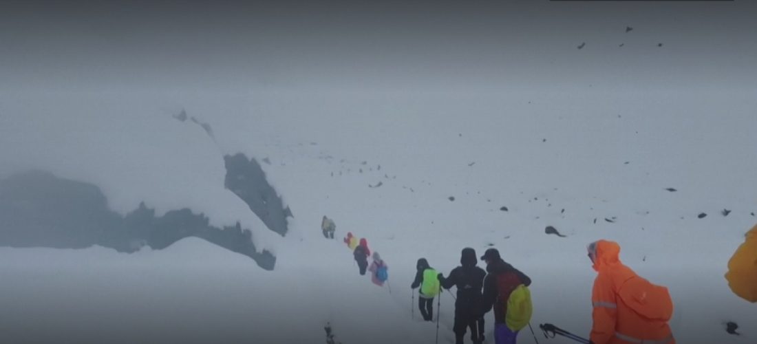 Vazhdojnë përpjekjet e shpëtimit pasi 1000 persona mbetën të bllokuar në Malin Everest