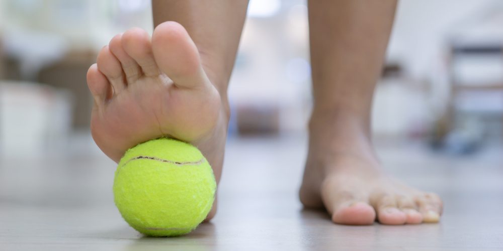 12 mënyra për të lehtësuar dhimbjet në shputat e këmbëve