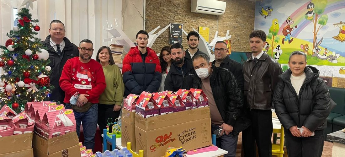 Ndahen mbi 600 dhurata për fëmijët nëpë qendra, institucione e organizata të ndryshme