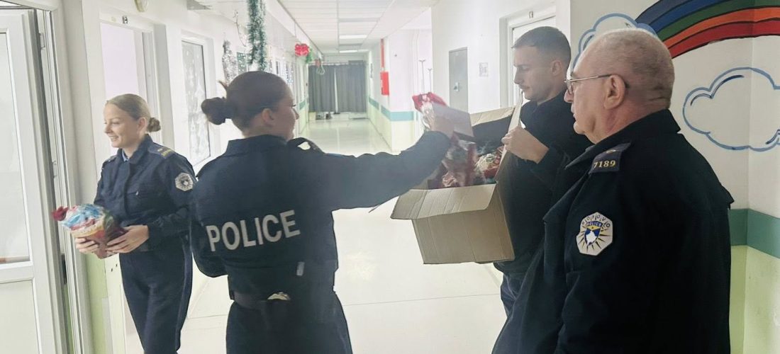 Policia në Gjakovë sjellë dhurata për fëmijët e shtruar në Spitalin e Gjakovës