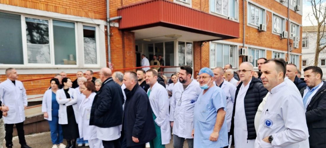 Punëtorët e Spitalit “Sami Haxhibeqiri” protestuan pas sulmit të djeshëm ndaj stafit shëndetësor