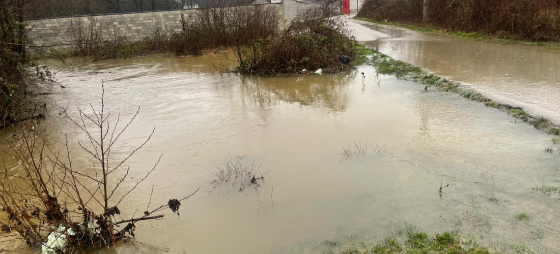Kryetari i Komunës së Deçanit u bën thirrje qytetarëve që të shmangin lëvizjen në zonat e rrezikuara si pasojë e reshjeve të vazhdueshme të shiut