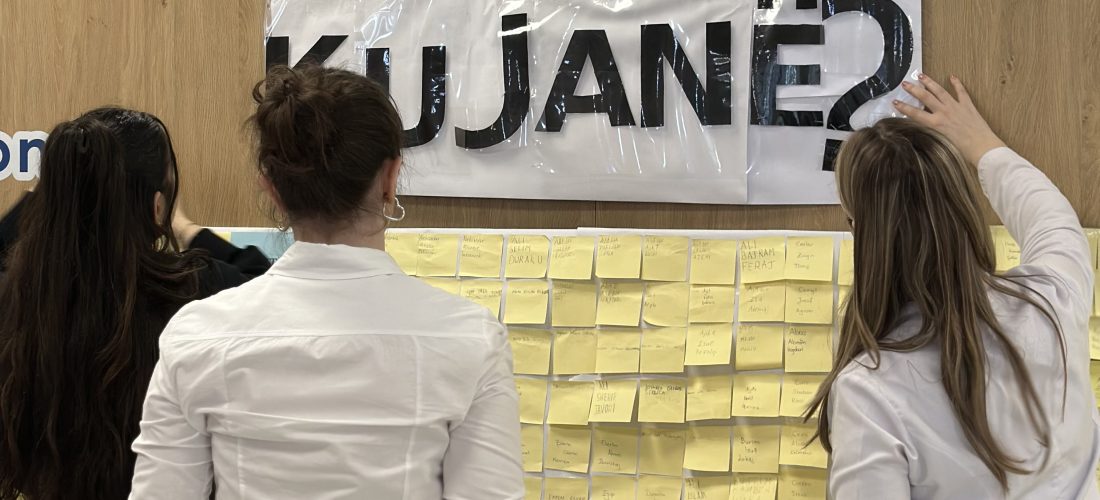 Nxënësit e Shkollës Finlandeze krijojnë murin përkujtimor për mbi 1 mijë e 600 personat e pagjetur nga lufta e fundit në Kosovë