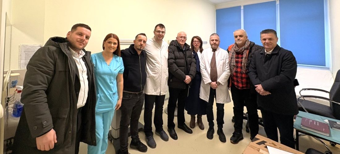 Spitali i Përgjithshëm në Pejë pranon donacion aparatin për matjen e tensionit të syrit