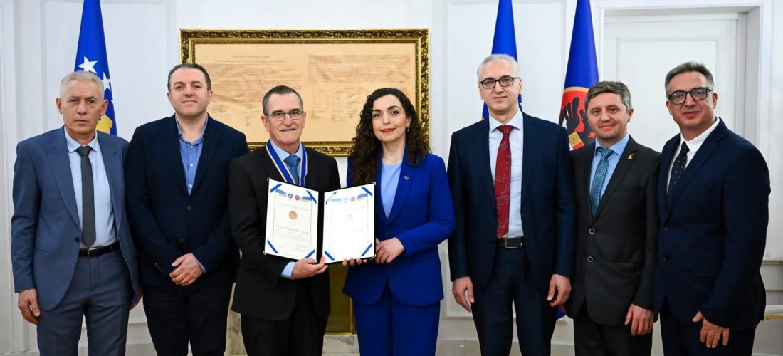 Presidentja Osmani dekoron Prof. Paddy Dewan me Medaljen Presidenciale “Shën Tereza” për kontributin në trajtimin e fëmijëve në Kosovë