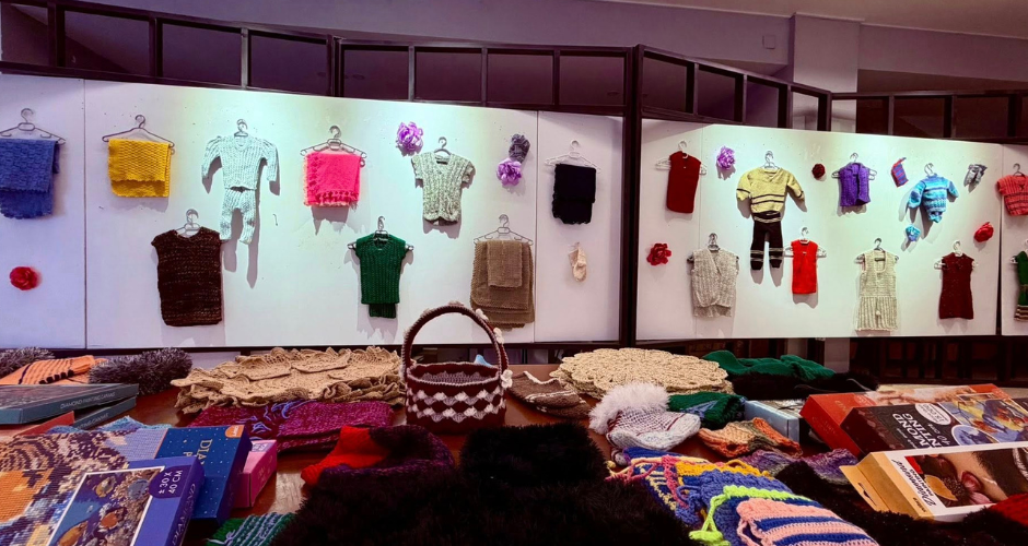 Në Gjakovë u bë hapja e ekspozitës qëpromovon punën, talentin dhe përkushtimin e grave të verbëra