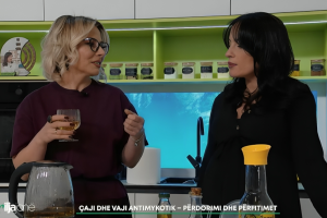 Nutricionistja shpjegon pse nuk duhet t’i hidhni mjaltë çajit antimykotik