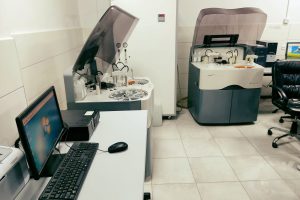 Mbi 4 mijë analiza të kryera brenda 24 orëve në Spitalin e Përgjithshëm në Pejë