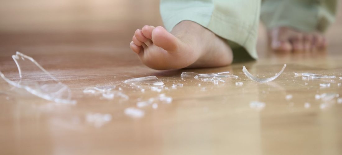 4 hapa të thjeshtë për të hequr copat e xhamit nga këmba nëse keni shkelur në gotë të thyer
