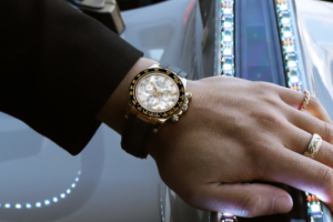 A ia vlen të blesh një orë luksoze si investim?