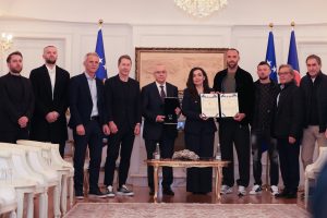 Presidentja Vjosa Osmani dekoron Kombëtaren e Kosovës në futboll me Medaljen Presidenciale të Meritave