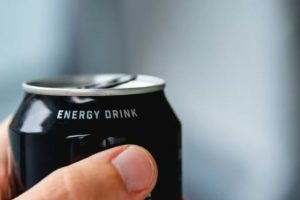 Pijet energjike: Cilat janë më të dëmshmet?