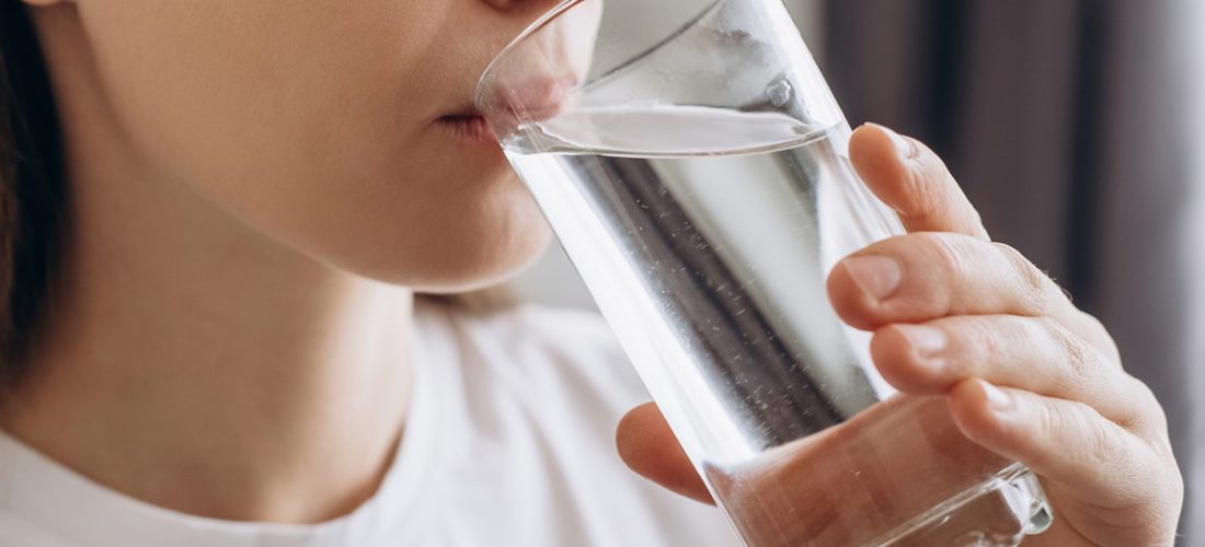 E pini ujin e djeshëm? Ekspertët zbulojnë kur është i sigurt dhe kur bëhet i rrezikshëm