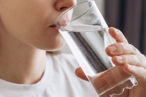 E pini ujin e djeshëm? Ekspertët zbulojnë kur është i sigurt dhe kur bëhet i rrezikshëm