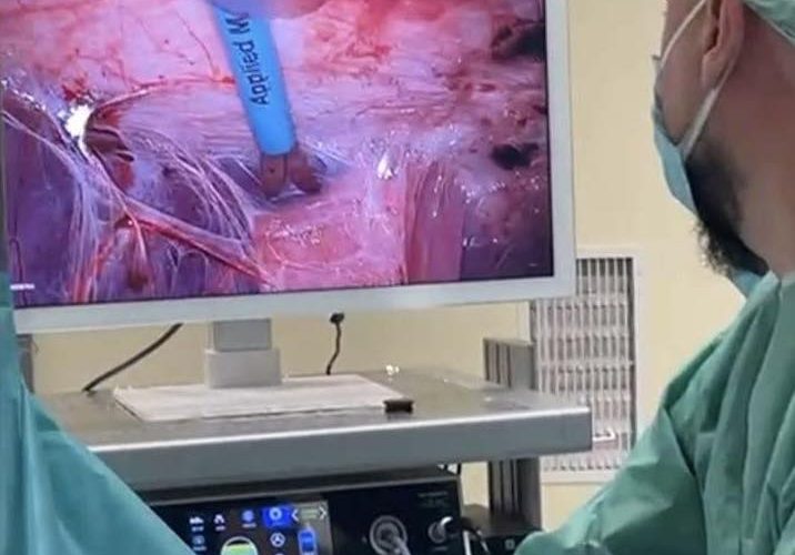 Falë kirurgjisë moderne në Spitalin Rezonanca 2, pacientja shpëton pas dekadash komplikimesh