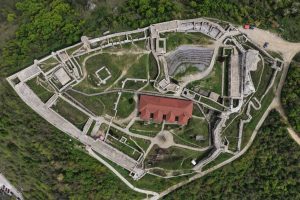 Kalaja e Prizrenit do të mbyllet përkohësisht në disa prej zonave të saj