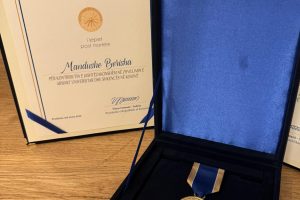Gruaja e parë Doktor i Shkencave në Kosovë dekorohet me Medalje Presidenciale të Meritave