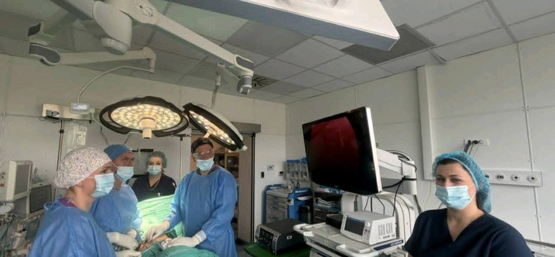QKUK: Mjekët ia heqin me sukses plumbin nga mushkëritë e 28-vjeçarit