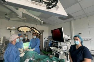 QKUK: Mjekët ia heqin me sukses plumbin nga mushkëritë e 28-vjeçarit