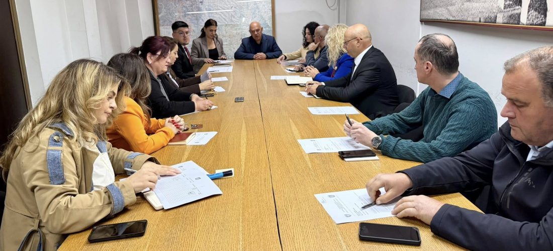 Në komunën e Gjakovës mbahet mbledhja e parë e Ekipit për të Drejtat e Fëmijëve