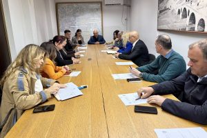 Në komunën e Gjakovës mbahet mbledhja e parë e Ekipit për të Drejtat e Fëmijëve