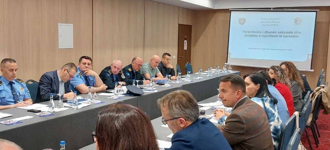 Policia organizon tryezë diskutimi për parandalimin e dhunës seksuale dhe rëndësinë e raportimit të hershëm