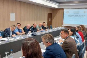 Policia organizon tryezë diskutimi për parandalimin e dhunës seksuale dhe rëndësinë e raportimit të hershëm