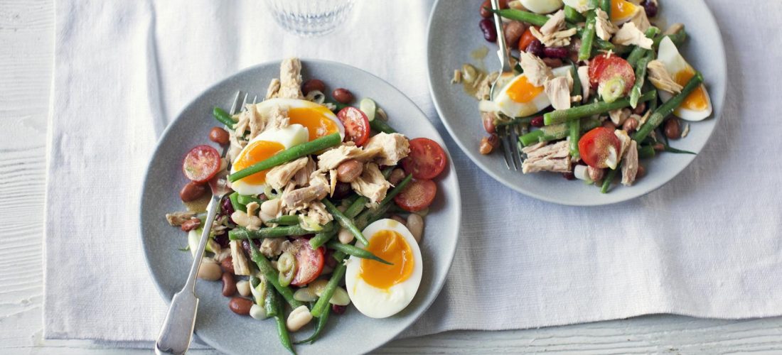 Sallatë me tuna dhe fasule, një pjatë e shpejtë dhe e shëndetshme për drekën tuaj