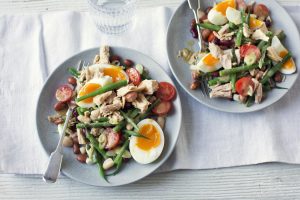 Sallatë me tuna dhe fasule, një pjatë e shpejtë dhe e shëndetshme për drekën tuaj