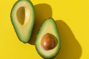 Avokadoja me përfitime të shumta për shëndetin, por a e dini si ta piqni më shpejt?