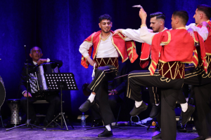 Përmes këngëve të vjetra dhe valleve tradicionale u festua identiteti rom