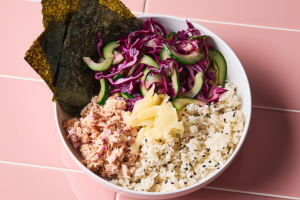 Si të përgatisni pjatë me oriz sushi dhe peshk ton, një vakt perfekt për ata që punojnë nga shtëpia