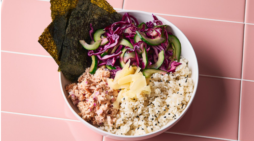 Si të përgatisni pjatë me oriz sushi dhe peshk ton, një vakt perfekt për ata që punojnë nga shtëpia