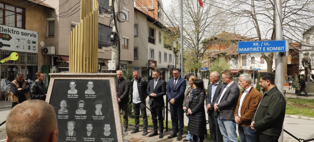 Kryetari Faton Peci bën homazhe për viktimat e masakrës në rrugën e Kovaçëve