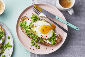 Si të përgatisni lehtësisht një vakt të shpejtë dhe të shëndetshëm me vezë me pesto dhe bizele të shtypura mbi bukë të thekur