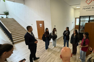 Maturantët nga komunitetet rom, ashkali dhe egjiptian vizitojnë Universitetin “Fehmi Agani” në Gjakovë