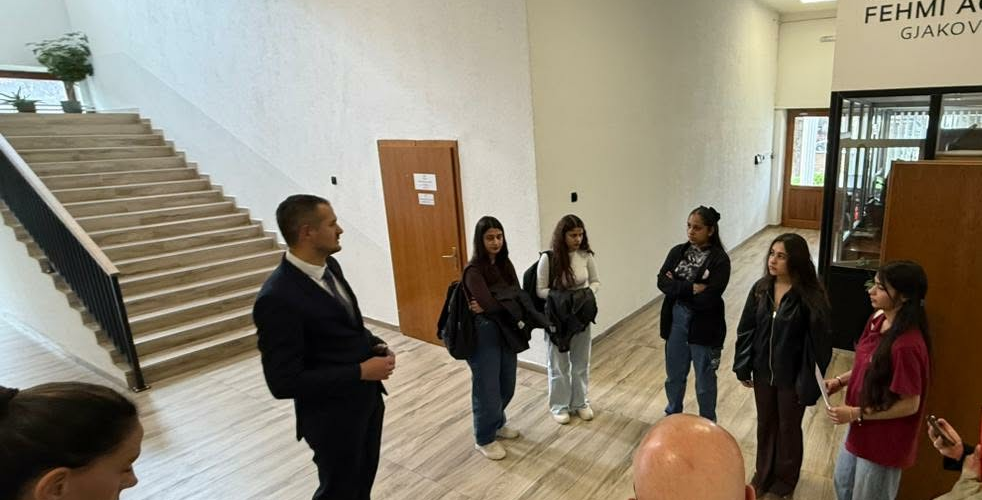 Maturantët nga komunitetet rom, ashkali dhe egjiptian vizitojnë Universitetin “Fehmi Agani” në Gjakovë