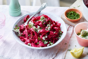 Si të përgatisni makarona me panxhar dhe feta