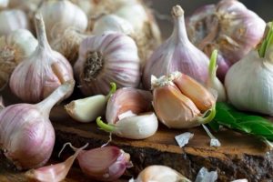 Çfarë duhet të hani për të eliminuar erën e hudhrës nga goja juaj?